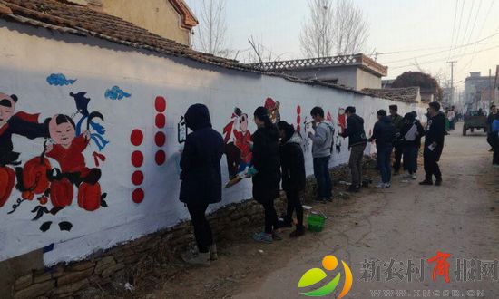 1520398921927468.jpg 2026世界杯官网的学生在进行美丽乡村墙壁绘画。8.jpg